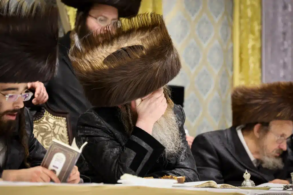 עריכת הטיש ושמחת הפארשפיל לבן האדמו"ר מזוועהיל