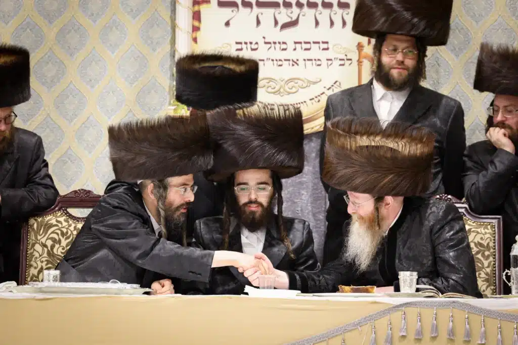 עריכת הטיש ושמחת הפארשפיל לבן האדמו"ר מזוועהיל