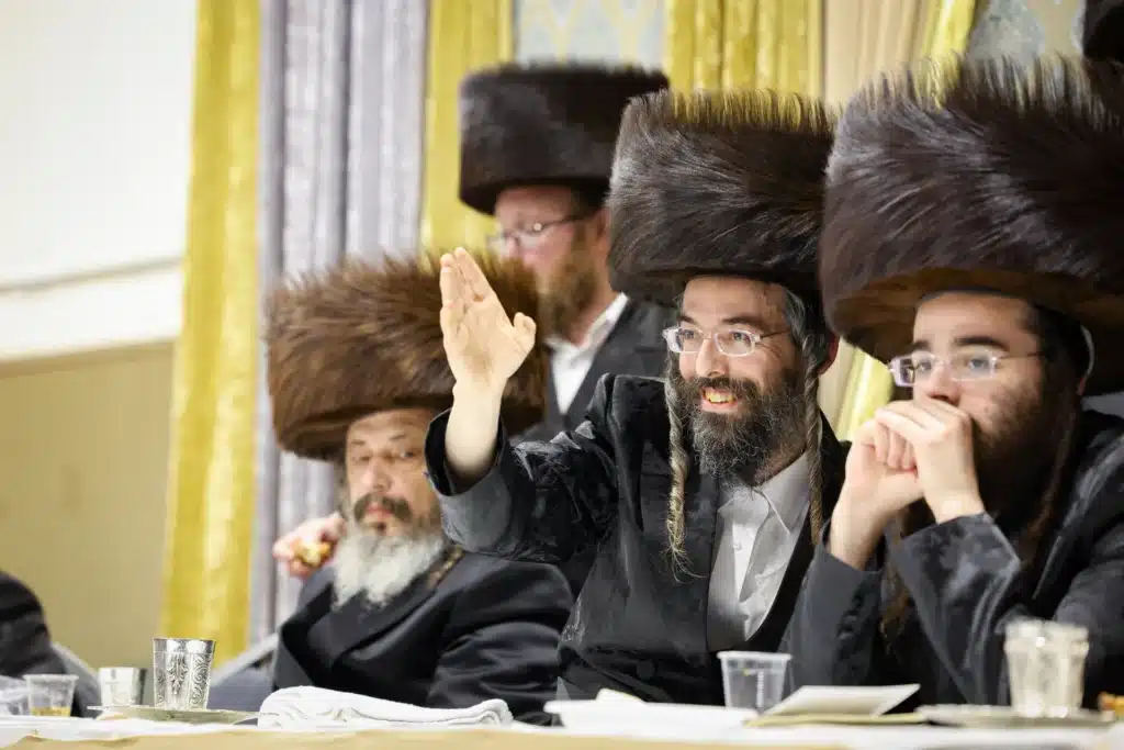 עריכת הטיש ושמחת הפארשפיל לבן האדמו"ר מזוועהיל