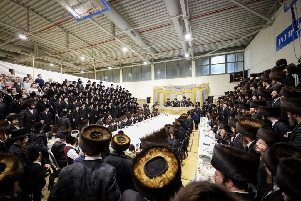 עריכת הטיש ושמחת הפארשפיל לבן האדמו"ר מזוועהיל