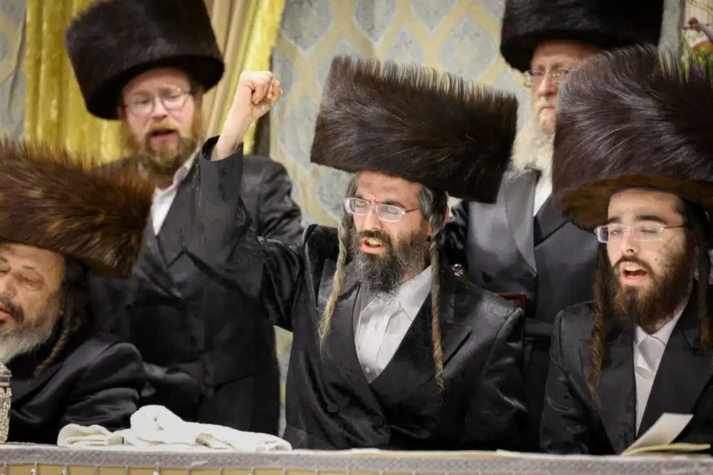 עריכת הטיש ושמחת הפארשפיל לבן האדמו"ר מזוועהיל