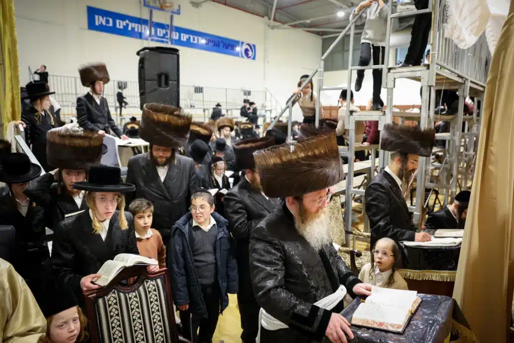 עריכת הטיש ושמחת הפארשפיל לבן האדמו"ר מזוועהיל