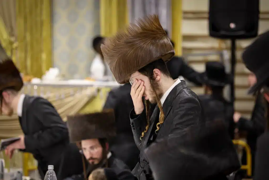 עריכת הטיש ושמחת הפארשפיל לבן האדמו"ר מזוועהיל