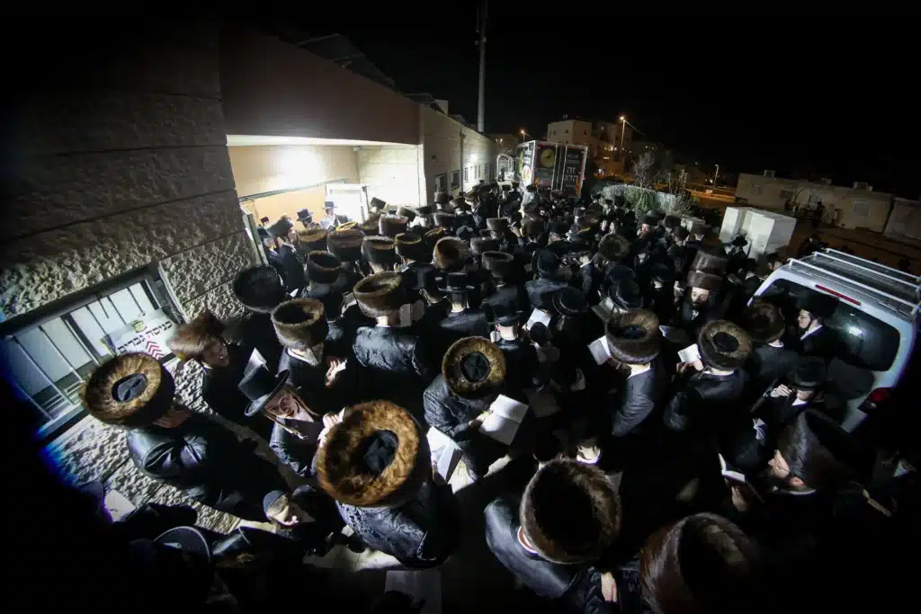 עריכת הטיש ושמחת הפארשפיל לבן האדמו"ר מזוועהיל