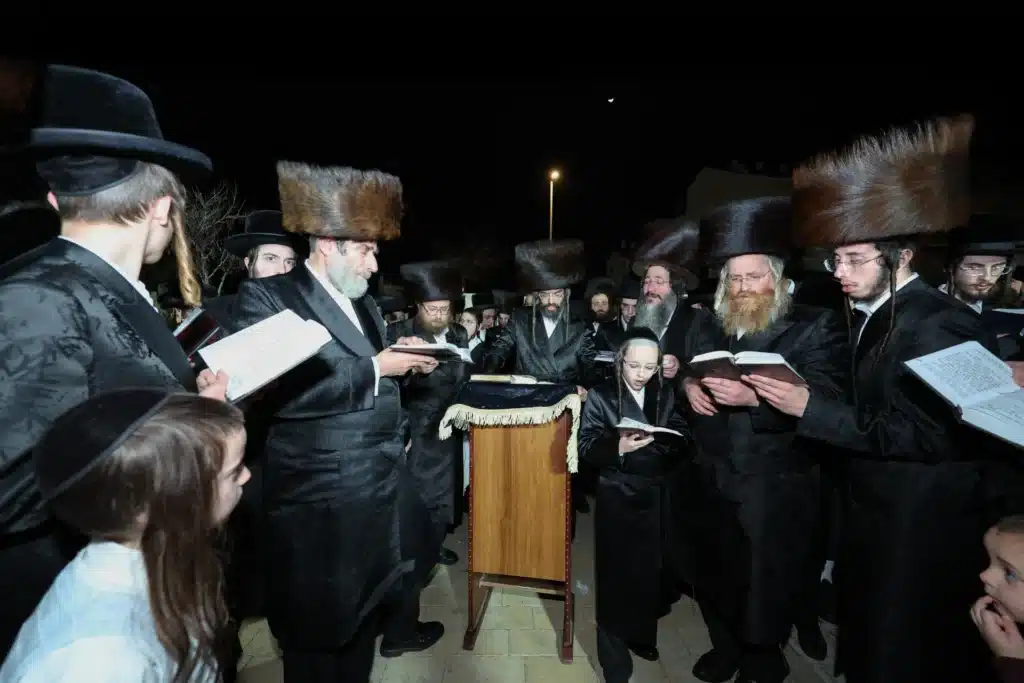 עריכת הטיש ושמחת הפארשפיל לבן האדמו"ר מזוועהיל