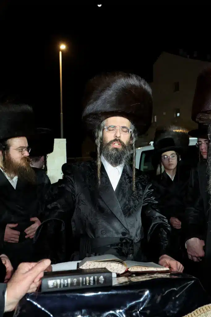 עריכת הטיש ושמחת הפארשפיל לבן האדמו"ר מזוועהיל