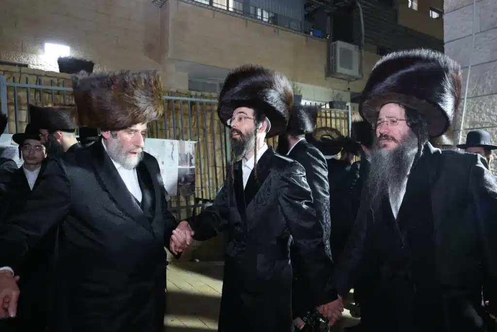 עריכת הטיש ושמחת הפארשפיל לבן האדמו"ר מזוועהיל