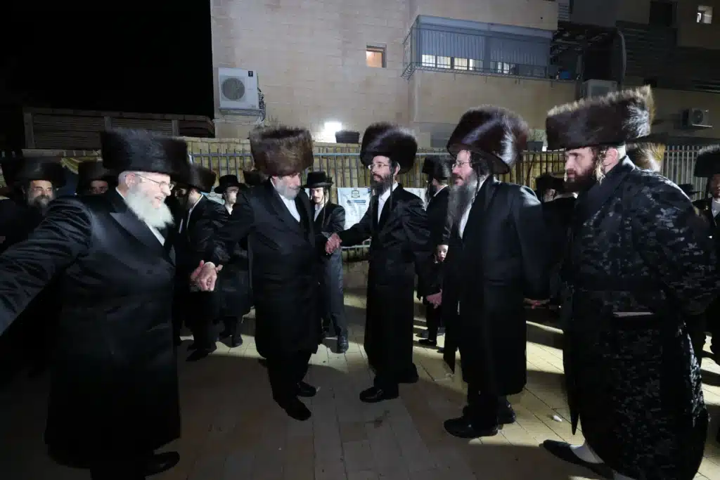 עריכת הטיש ושמחת הפארשפיל לבן האדמו"ר מזוועהיל