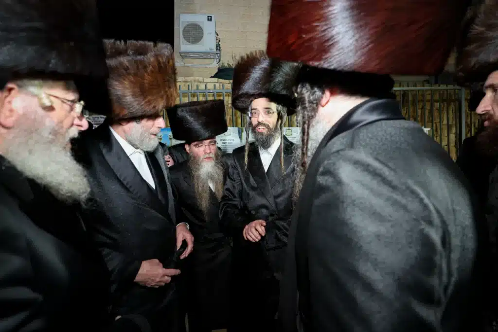 עריכת הטיש ושמחת הפארשפיל לבן האדמו"ר מזוועהיל