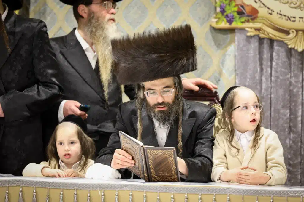 עריכת הטיש ושמחת הפארשפיל לבן האדמו"ר מזוועהיל