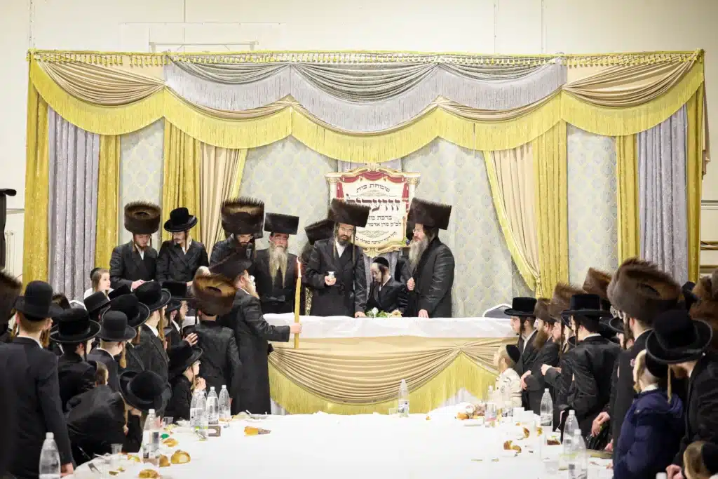 עריכת הטיש ושמחת הפארשפיל לבן האדמו"ר מזוועהיל