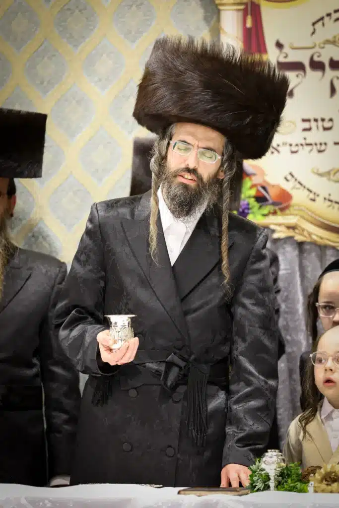 עריכת הטיש ושמחת הפארשפיל לבן האדמו"ר מזוועהיל