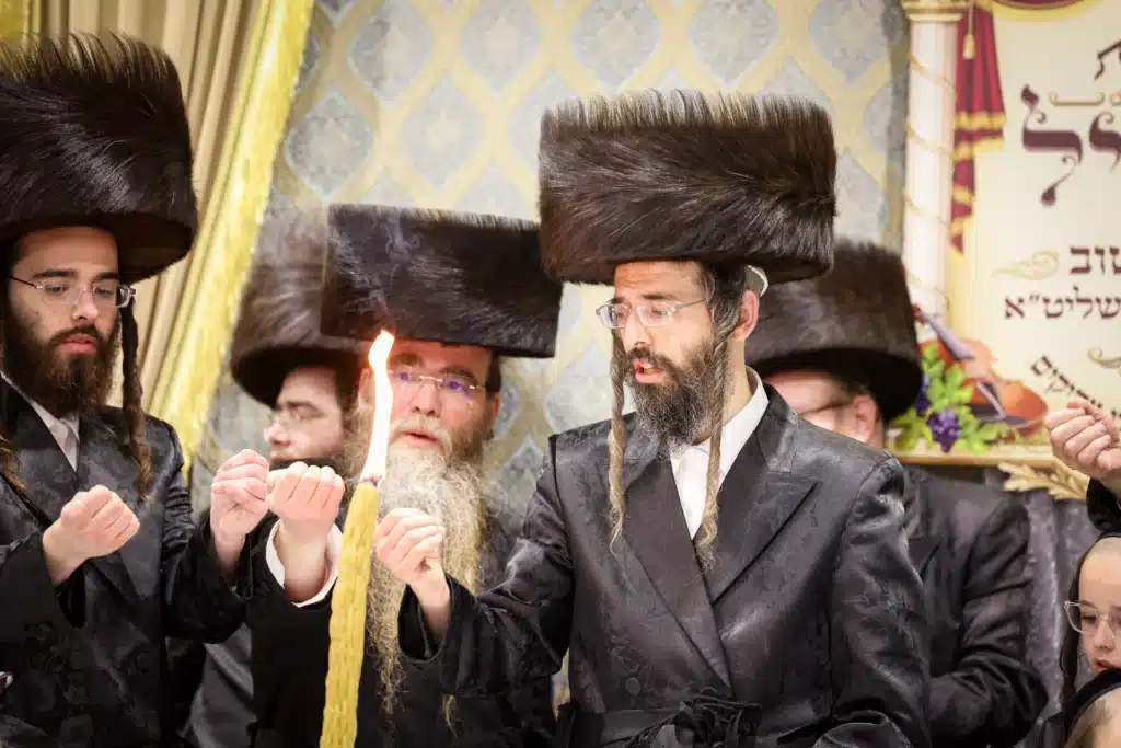 עריכת הטיש ושמחת הפארשפיל לבן האדמו"ר מזוועהיל