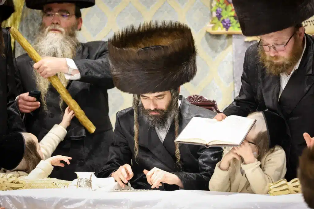 עריכת הטיש ושמחת הפארשפיל לבן האדמו"ר מזוועהיל