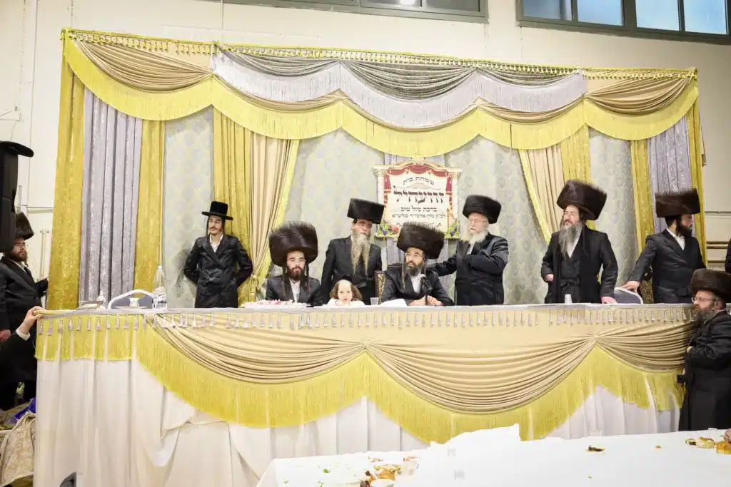 עריכת הטיש ושמחת הפארשפיל לבן האדמו"ר מזוועהיל