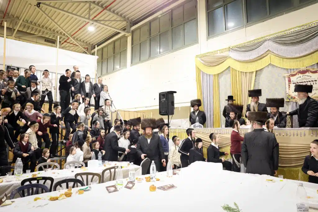 עריכת הטיש ושמחת הפארשפיל לבן האדמו"ר מזוועהיל