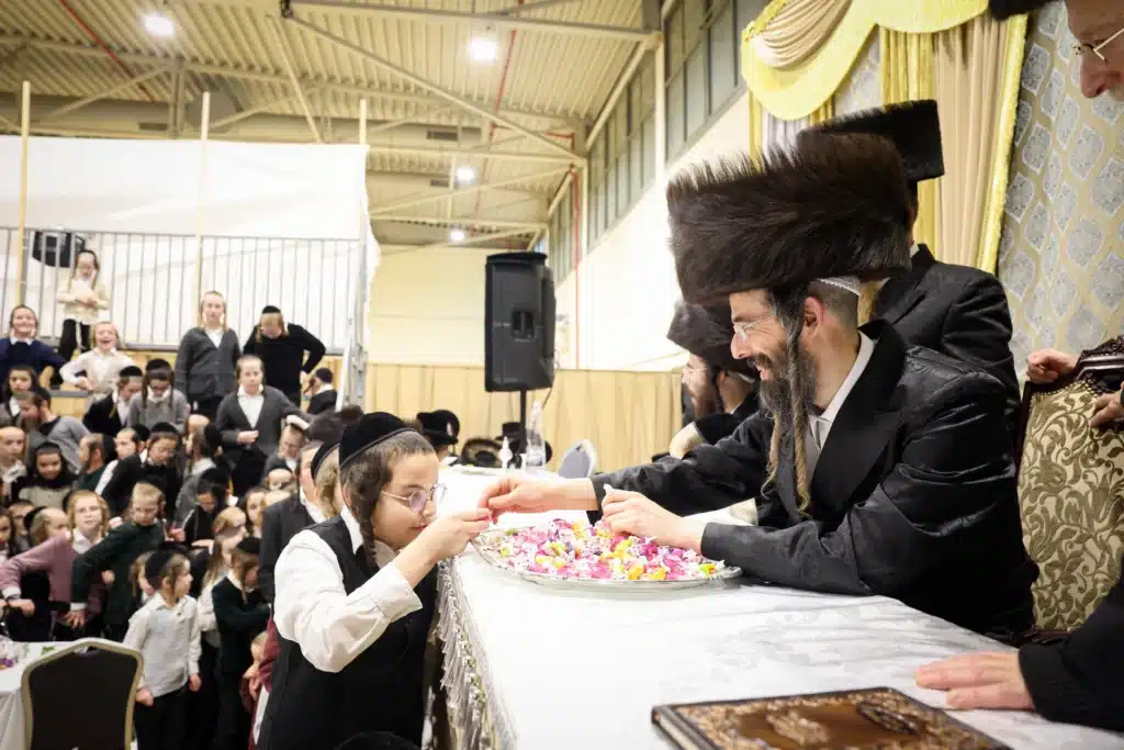 עריכת הטיש ושמחת הפארשפיל לבן האדמו"ר מזוועהיל