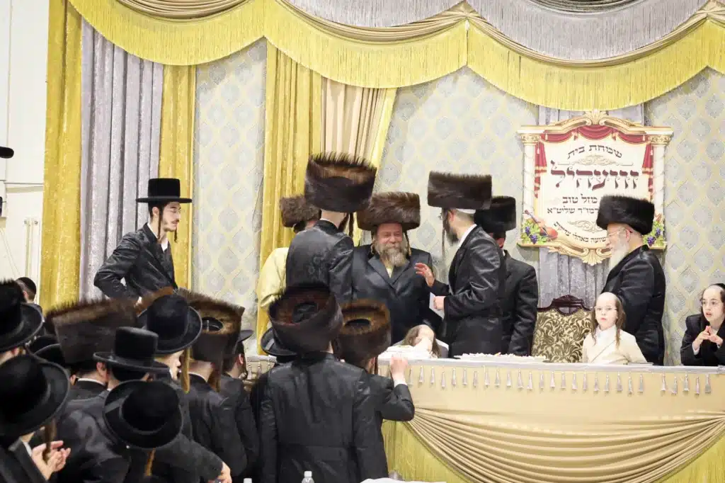 עריכת הטיש ושמחת הפארשפיל לבן האדמו"ר מזוועהיל