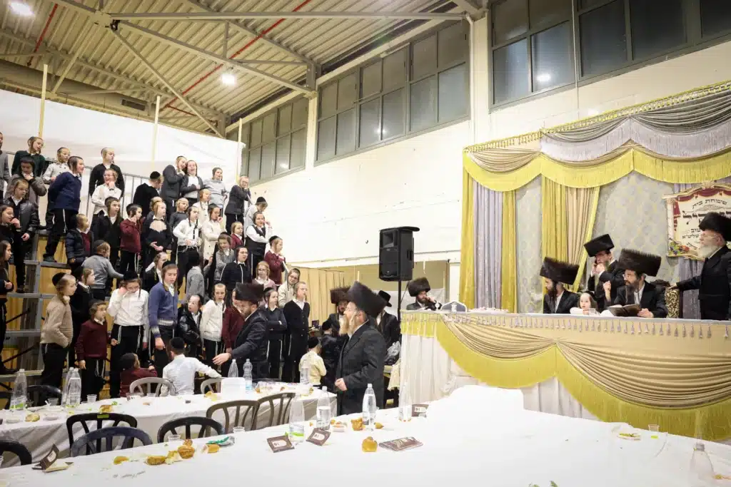 עריכת הטיש ושמחת הפארשפיל לבן האדמו"ר מזוועהיל