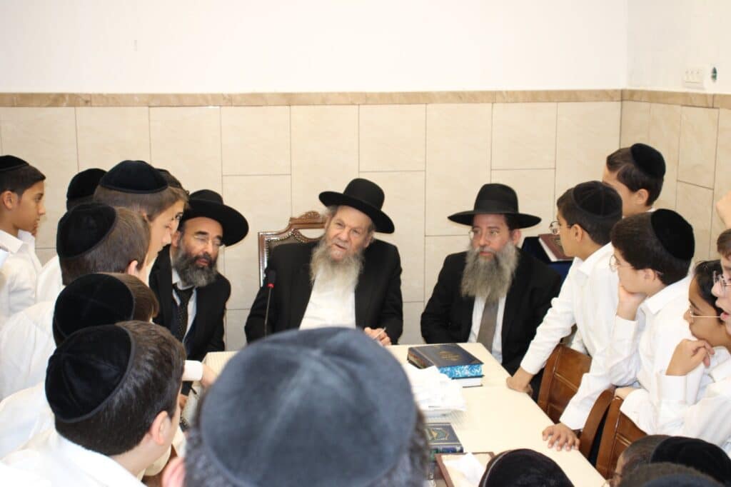 התלמידים מת"ת פרי תואר התפלפלו ורקדו עם גדולי ישראל