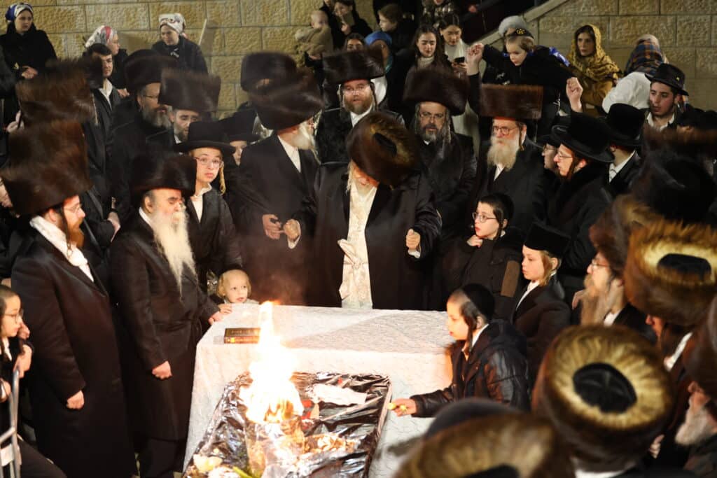 גלריה: האדמו"ר מטעמעשוואר שבת במירון וערך חלאק'ה לנינו