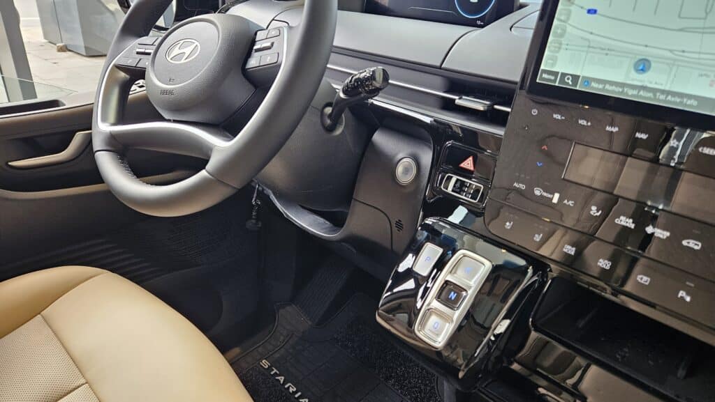 יונדאי סטאריה ההיברידית בנסיעת מבחן ששברה את המוסכמות