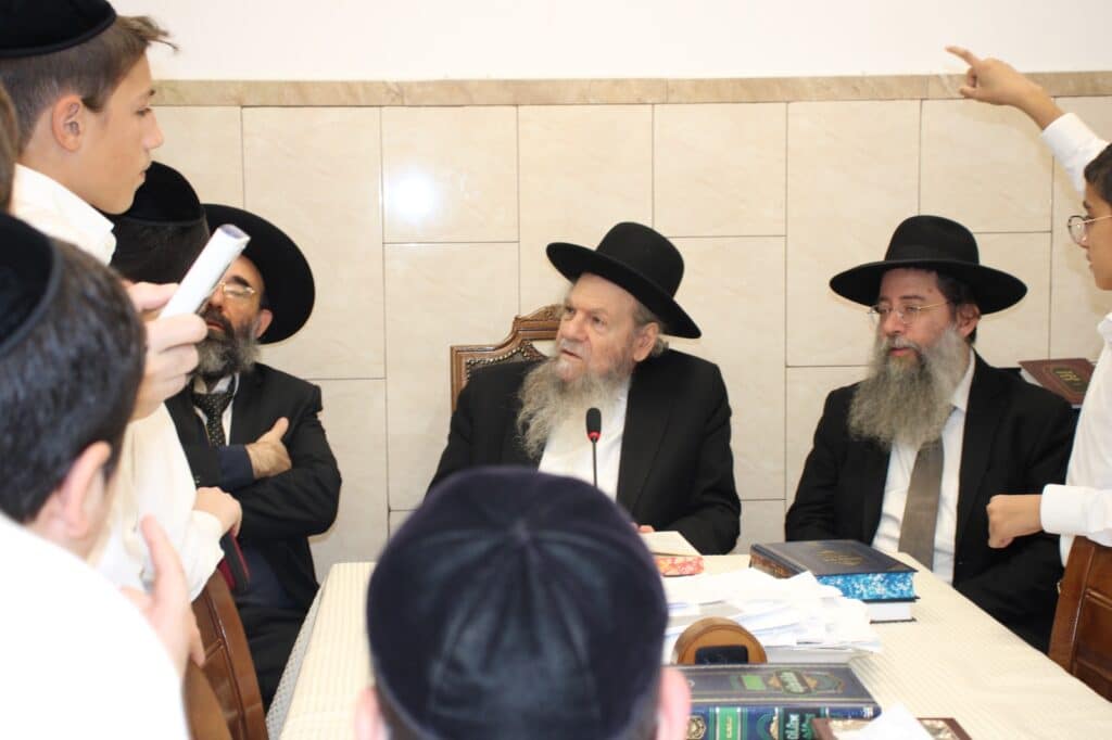 התלמידים מת"ת פרי תואר התפלפלו ורקדו עם גדולי ישראל