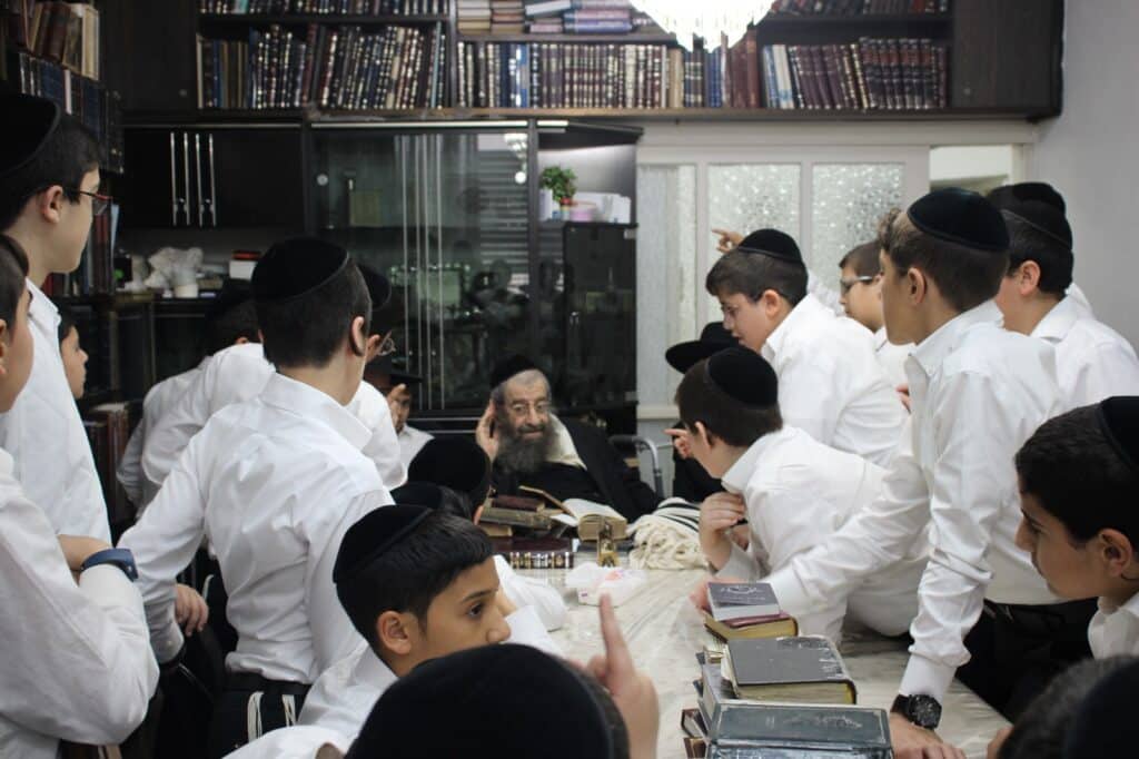 התלמידים מת"ת פרי תואר התפלפלו ורקדו עם גדולי ישראל