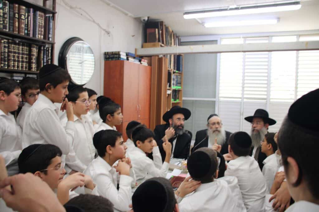 התלמידים מת"ת פרי תואר התפלפלו ורקדו עם גדולי ישראל