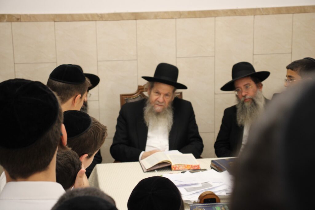 התלמידים מת"ת פרי תואר התפלפלו ורקדו עם גדולי ישראל