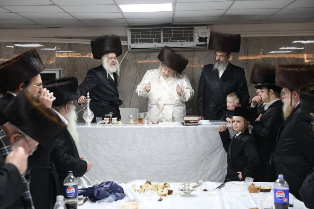 גלריה: האדמו"ר מטעמעשוואר שבת במירון וערך חלאק'ה לנינו