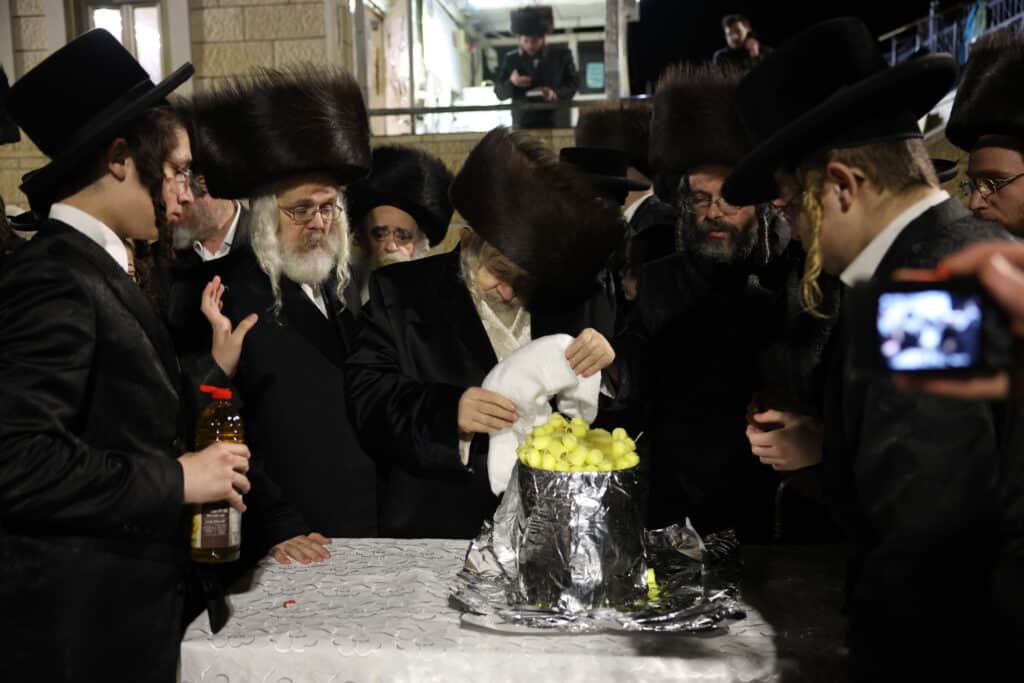 גלריה: האדמו"ר מטעמעשוואר שבת במירון וערך חלאק'ה לנינו