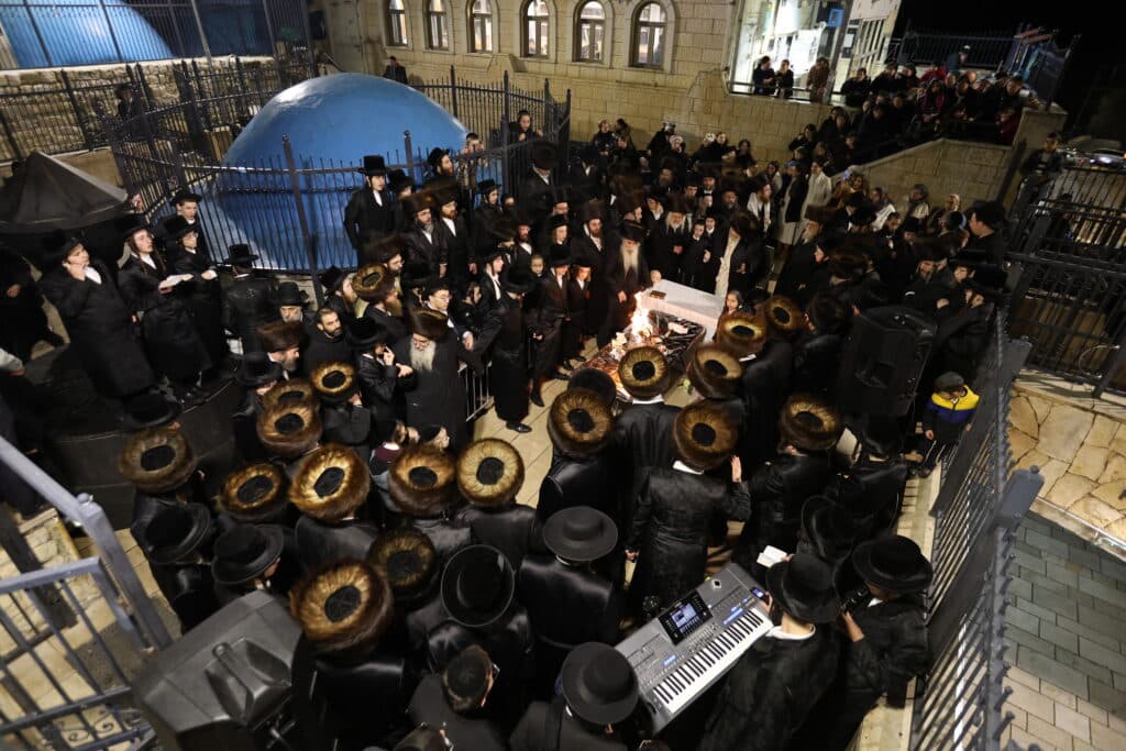 גלריה: האדמו"ר מטעמעשוואר שבת במירון וערך חלאק'ה לנינו