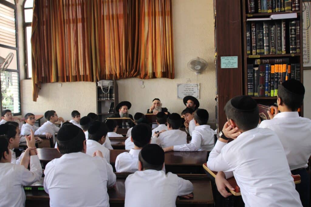 התלמידים מת"ת פרי תואר התפלפלו ורקדו עם גדולי ישראל