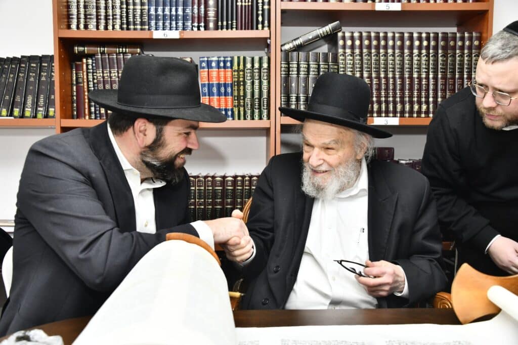 חניכי הישיבות בטלז סטון חגגו הכנסת ס"ת וקביעת מזוזות