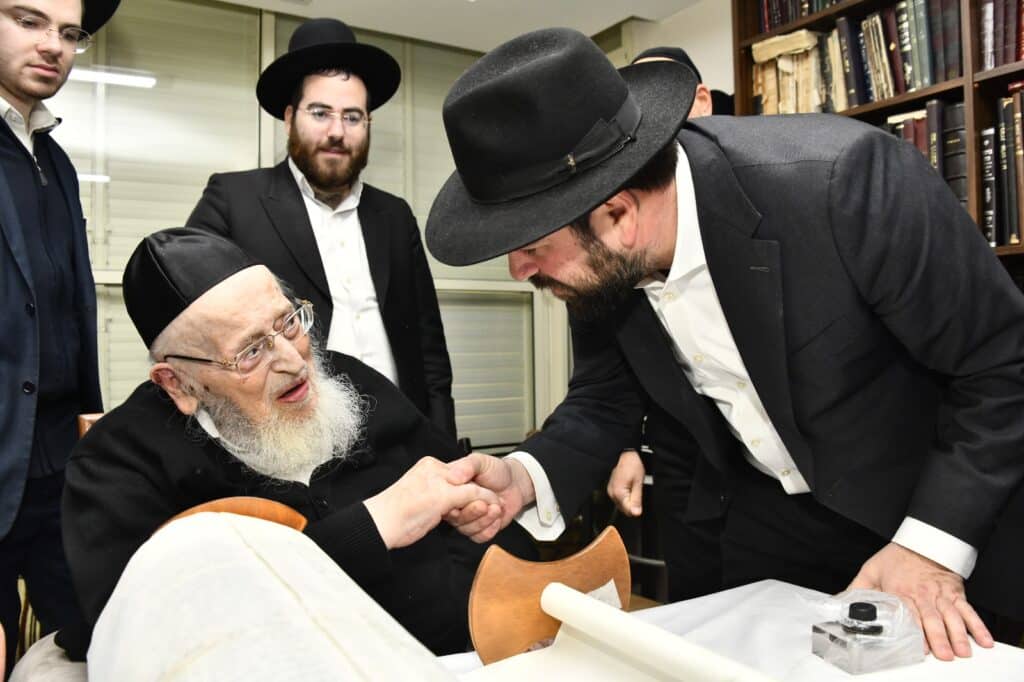 חניכי הישיבות בטלז סטון חגגו הכנסת ס"ת וקביעת מזוזות