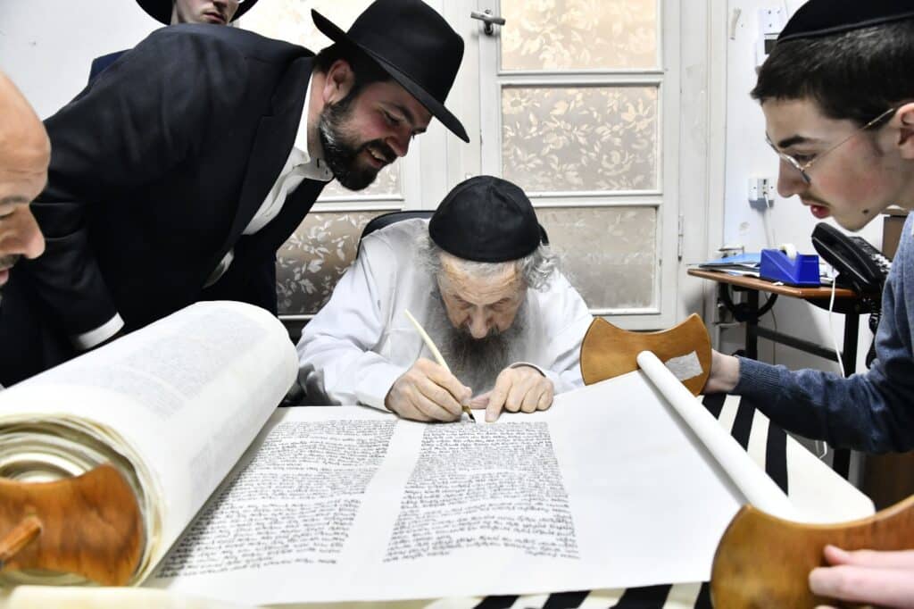 חניכי הישיבות בטלז סטון חגגו הכנסת ס"ת וקביעת מזוזות