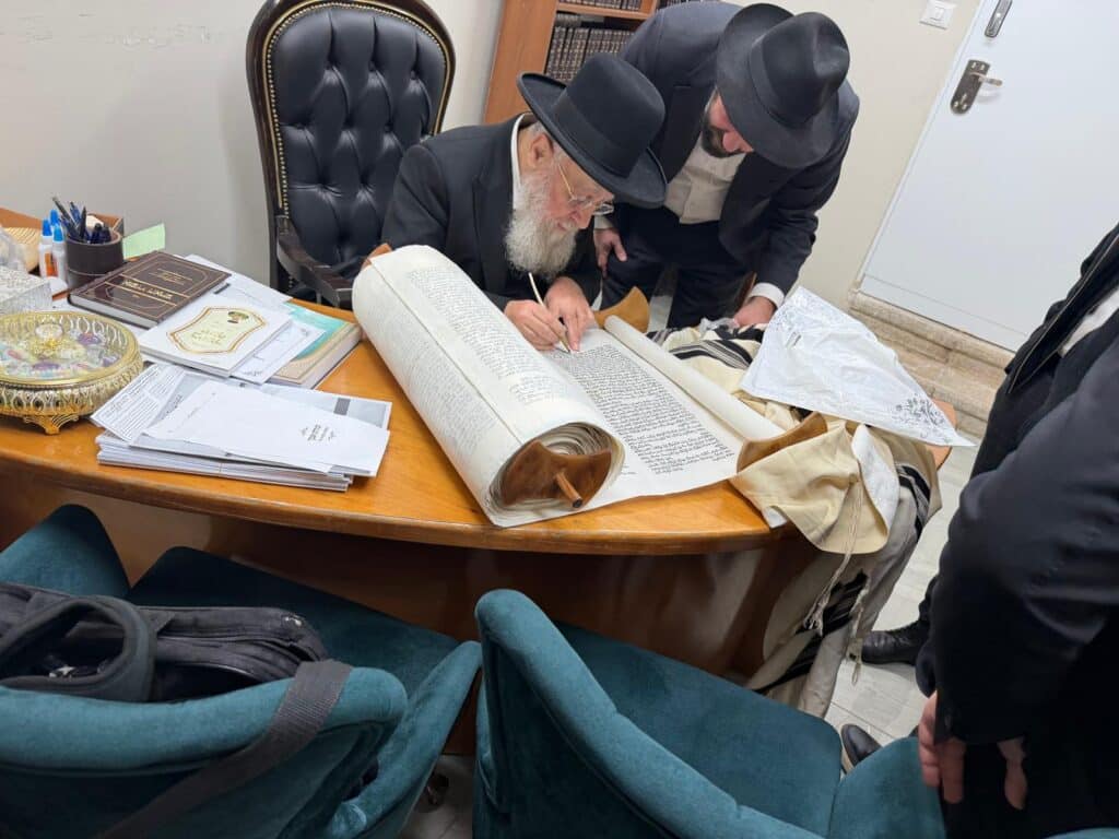 חניכי הישיבות בטלז סטון חגגו הכנסת ס"ת וקביעת מזוזות