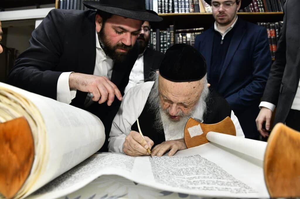 חניכי הישיבות בטלז סטון חגגו הכנסת ס"ת וקביעת מזוזות