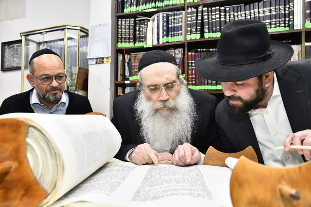 חניכי הישיבות בטלז סטון חגגו הכנסת ס"ת וקביעת מזוזות