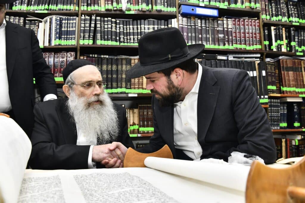 חניכי הישיבות בטלז סטון חגגו הכנסת ס"ת וקביעת מזוזות