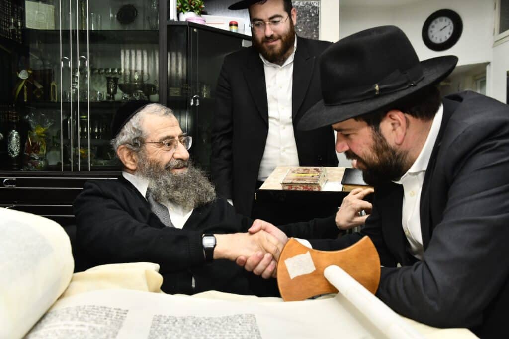 חניכי הישיבות בטלז סטון חגגו הכנסת ס"ת וקביעת מזוזות