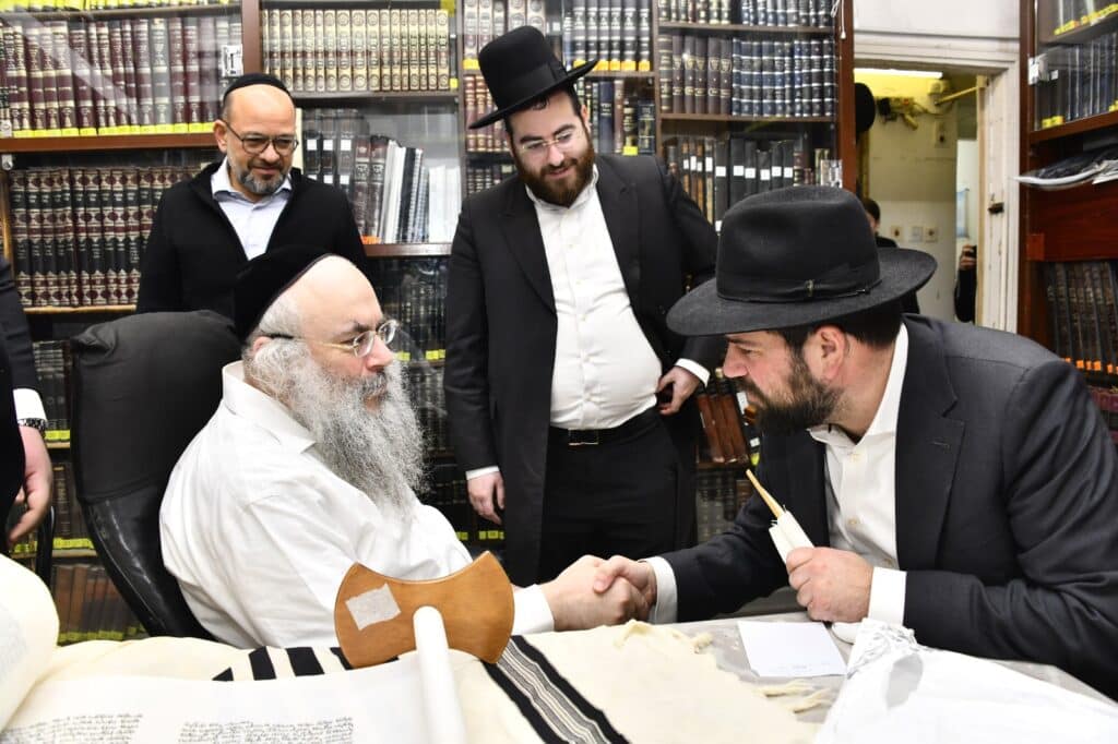 חניכי הישיבות בטלז סטון חגגו הכנסת ס"ת וקביעת מזוזות