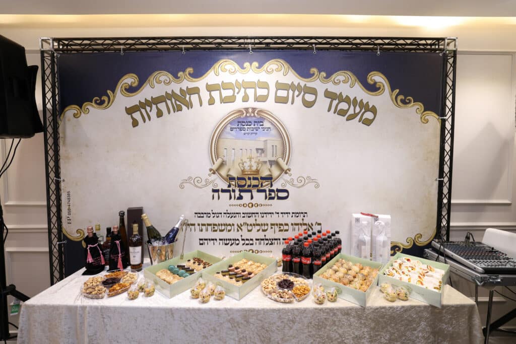 חניכי הישיבות בטלז סטון חגגו הכנסת ס"ת וקביעת מזוזות