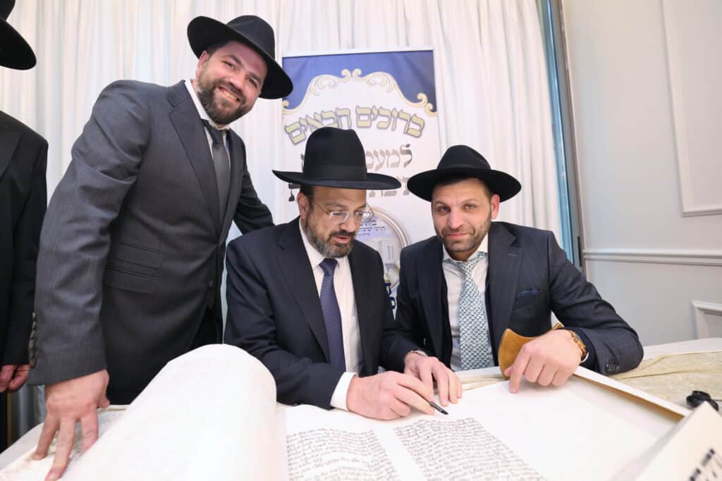 חניכי הישיבות בטלז סטון חגגו הכנסת ס"ת וקביעת מזוזות