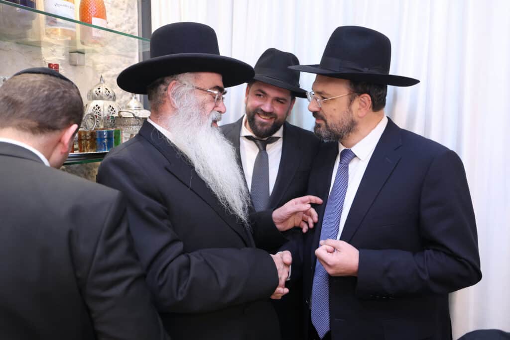 חניכי הישיבות בטלז סטון חגגו הכנסת ס"ת וקביעת מזוזות