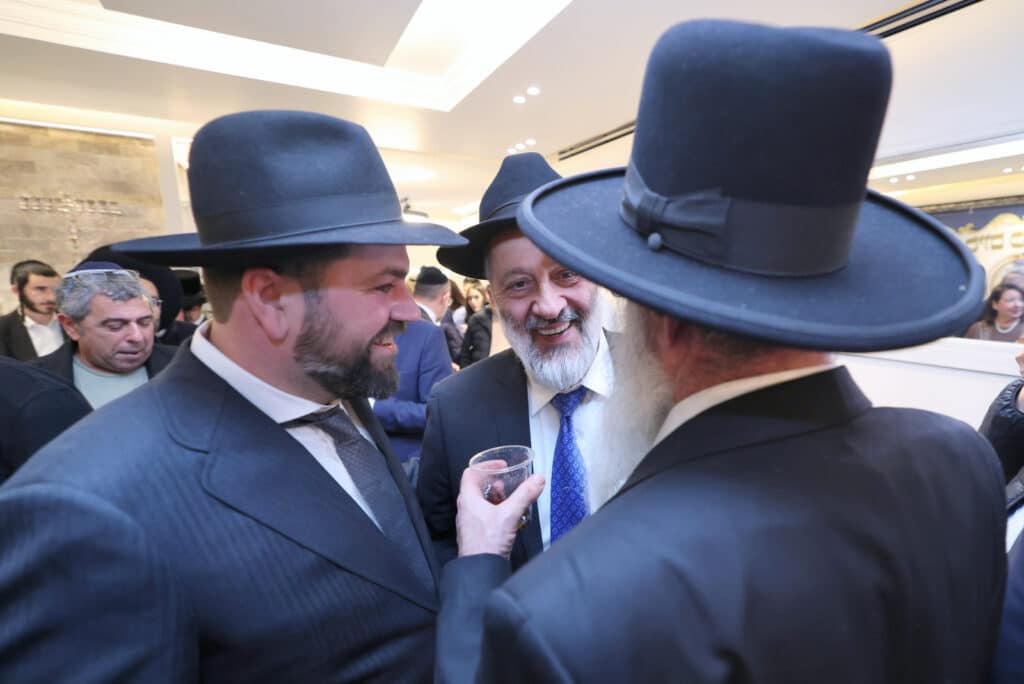 חניכי הישיבות בטלז סטון חגגו הכנסת ס"ת וקביעת מזוזות