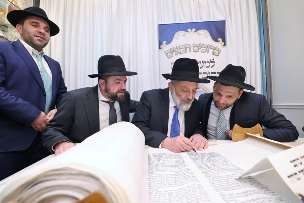 חניכי הישיבות בטלז סטון חגגו הכנסת ס"ת וקביעת מזוזות