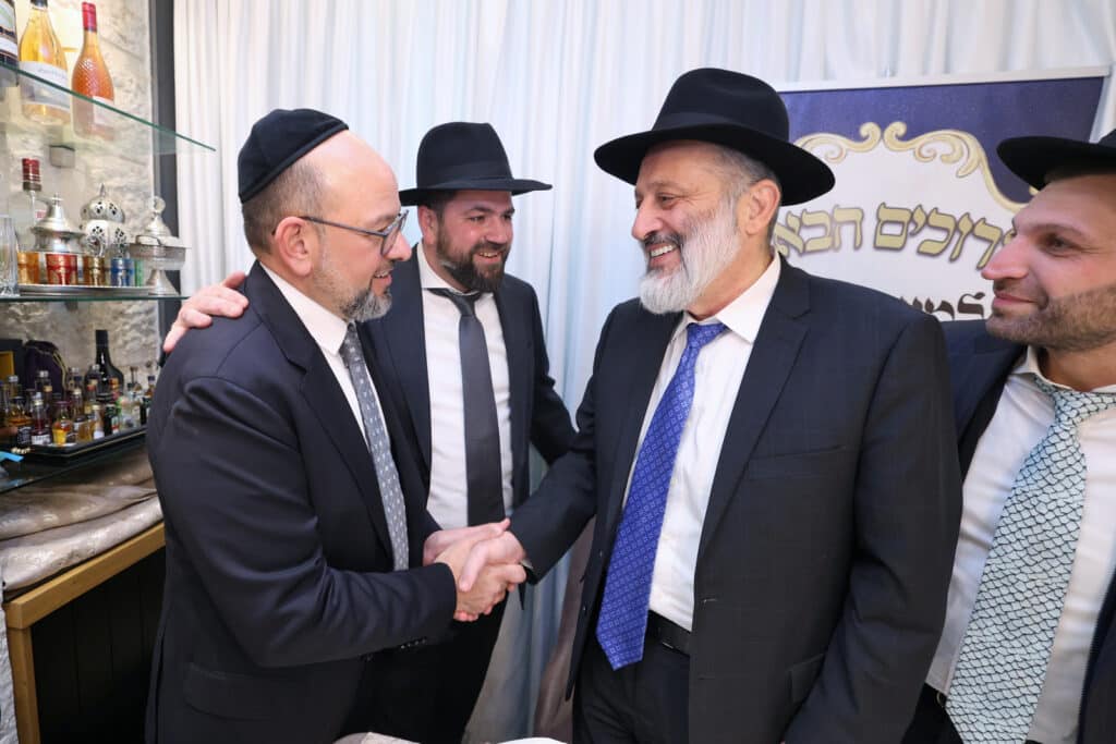 חניכי הישיבות בטלז סטון חגגו הכנסת ס"ת וקביעת מזוזות