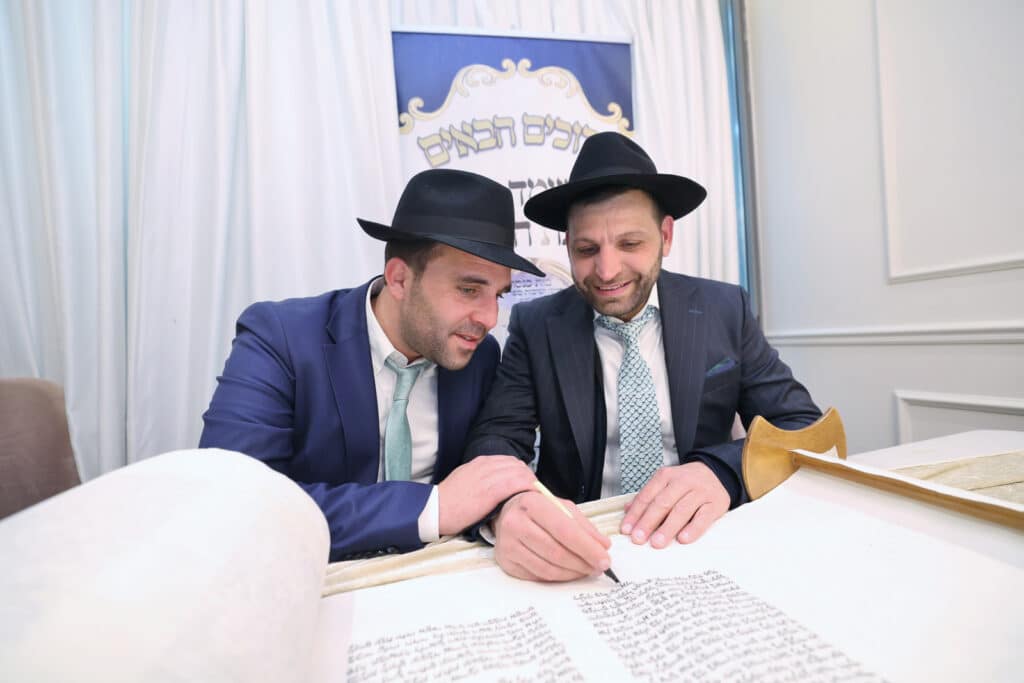 חניכי הישיבות בטלז סטון חגגו הכנסת ס"ת וקביעת מזוזות